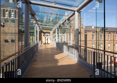 Glas Link Gehweg Saint Charles Hospital London zwei Gebäuden bei. Stockfoto