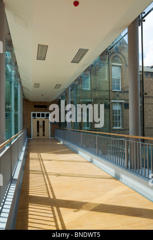 Sanierung von Saint Charles Hospital London W10. Glas-Link-Gehweg Stockfoto