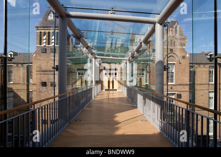 Sanierung von Saint Charles Hospital London W10. Glas-Link-Gehweg Stockfoto