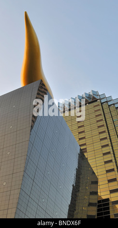 Niedrigen Winkel Schuss von der "Flamme d 'or" (entworfen von Philippe Starck) auf der Oberseite der Asahi Beer Hall in der Asakusa Tokio (Japan) Stockfoto