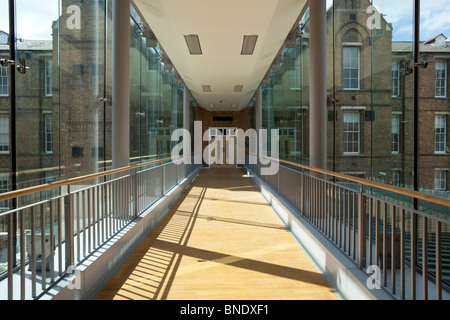 Sanierung von Saint Charles Hospital London W10. Glas-Link-Gehweg Stockfoto