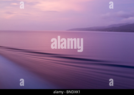 Lange Verschlusszeit von Wake von einem Kreuzfahrtschiff in der Dämmerung, Sonnenuntergang. Stockfoto