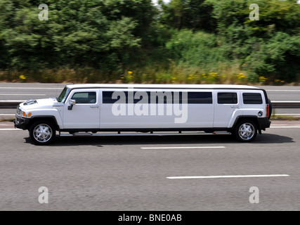 Stretch-Hummer Limousine auf Autobahn M40, Warwickshire, UK Stockfoto