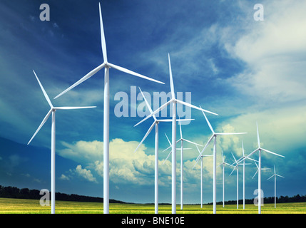 Schöne grüne Wiese mit Windkraftanlagen zur Stromerzeugung Stockfoto