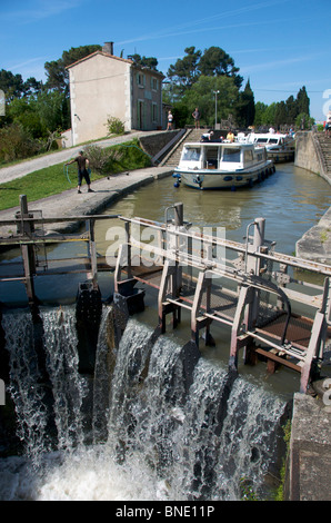 Sperren Sie auf dem Canal du Midi in der Nähe von Carcassonne, Languedoc, Frankreich Stockfoto