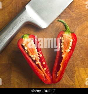 Chill in Scheiben geschnittenen Paprika mit Messer auf Bambus Hackstock Stockfoto