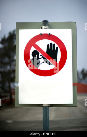 No trespassing Schild an einem Industriegebiet in Uusikaupunki, Finnland Stockfoto