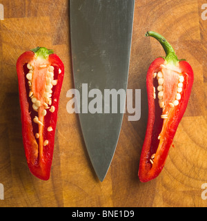 Chill in Scheiben geschnittenen Paprika mit Messer auf Bambus Hackstock Stockfoto