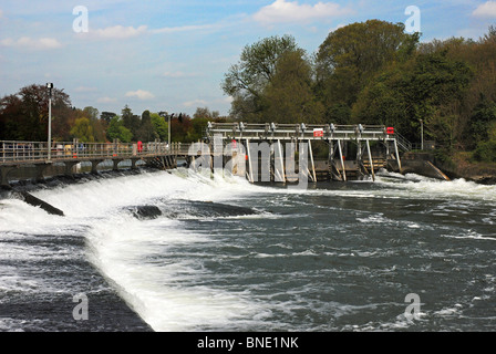 Wehr bei Boulters Lock on River Thames, Maidenhead Stockfoto