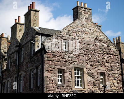 Architektonisches Detail auf alten Mietshauses. High Street, Altstadt, Edinburgh Stockfoto