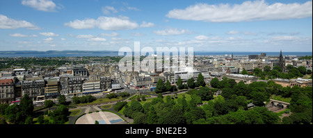 Panoramablick auf der Princes Street und Neustadt, Edinburgh Castle, Edinburgh, Schottland. Der Firth of Forth und Fife hinter Stockfoto