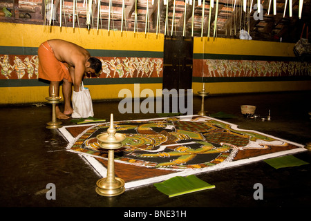 Ein Bild der hinduistischen Göttin Kali erstellt aus farbigem Pulver in einem Ritual, bekannt als "Kalam Ezhuthippattu." Stockfoto