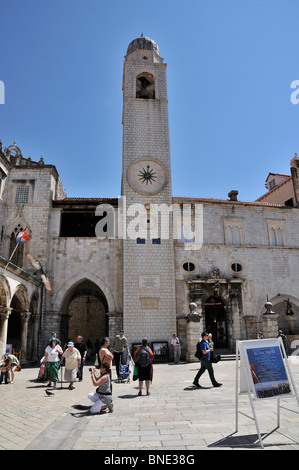 Touristen genießen Sie die Sehenswürdigkeiten der Luza Square mit seinem Glockenturm und mittelalterlichen Gebäuden am Ende des Placa Stradun, Dubrovnik Stockfoto