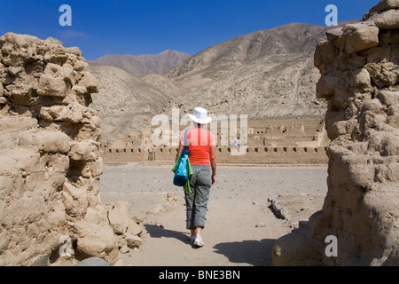 Tourist in einer archäologischen Stätte, Tambo Colorado, Pisco, Ica Region, Peru Stockfoto