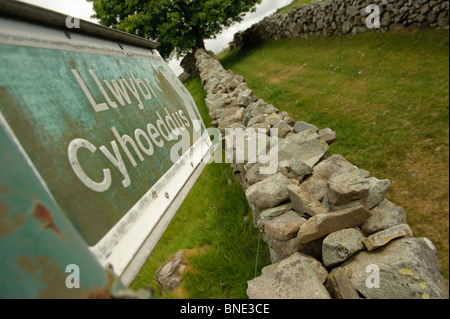 Öffentlichen Fußweg Zeichen in walisischer Sprache entlang einer alten Gasse in der Nähe von Trawsfynydd in Snowdonia-Nationalpark, Gwynedd North Wales UK Stockfoto