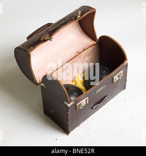 Alten Bowling-Kugel-Tasche mit zwei Bowlingkugeln und Tuch in Stockfoto