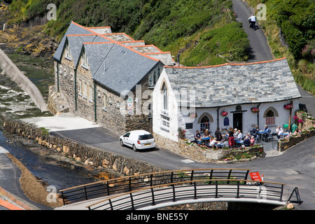 Hafen Sie Lichter malerischen Landhaus aus Stein überdachten Boscastle nach Überschwemmungen jetzt REBUILT Cornwall england Stockfoto