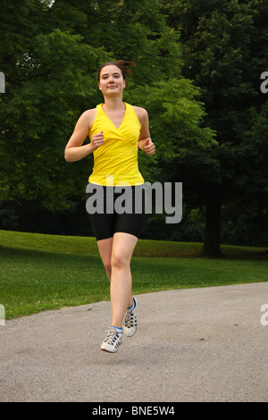 passen Sie Frau läuft im freien Natur Park fitness Stockfoto