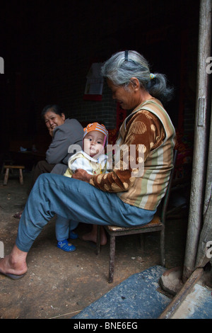 Großmutter und Baby im Fuli Town in der Nähe von Guilin und Yangshuo in der Provinz Guangxi, China Stockfoto