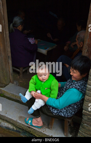 Großmutter und Baby im Fuli Town in der Nähe von Guilin und Yangshuo in der Provinz Guangxi, China Stockfoto