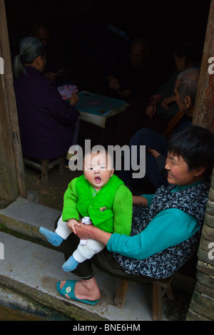 Großmutter und Baby im Fuli Town in der Nähe von Guilin und Yangshuo in der Provinz Guangxi, China Stockfoto