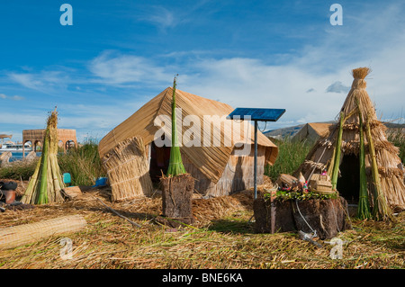 Die schwimmende Insel der Uros im Titicacasee, Peru, Südamerika. Stockfoto