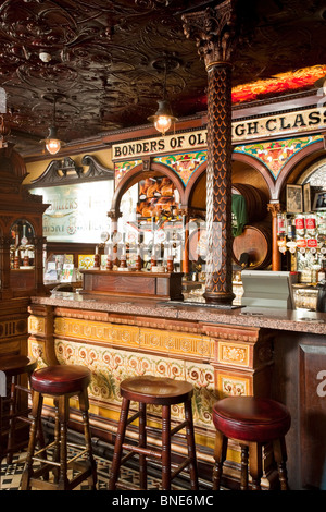 Das Innere des Crown Pub auf Great Victoria Street, Belfast, Nordirland Stockfoto