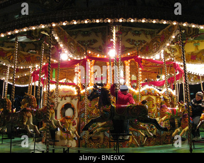 Karussell auf Birminghams Frankfurter Weihnachtsmarkt, Birmingham, West Midlands, England, UK. Stockfoto