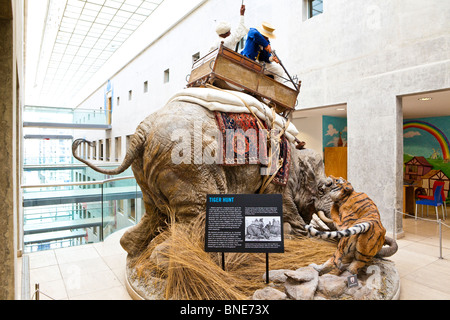 Eine Ausstellung von einer Tigerjagd in das Royal Armouries Museum, Leeds Stockfoto