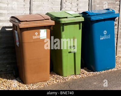 Farbige Wheelie Lagerplätze zur Verfügung gestellt von Stafford Borough Council für das recycling von verschiedener Arten von Hausmüll in Staffordshire UK Stockfoto