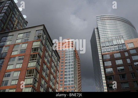 Die Goldman Sachs-Hauptsitz in Battery Park City ist flankiert von mehreren Backsteinbauten Wohnung. Stockfoto