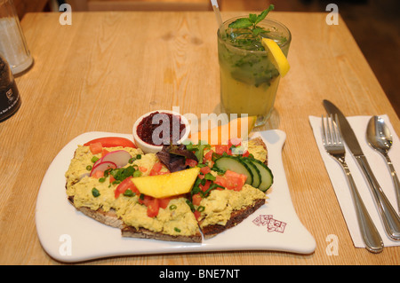 Ein Huhn Curry Tartine und Minze Limonade im Le Pain Quotidien in Battery Park City, einem Viertel von Lower Manhattan. Stockfoto