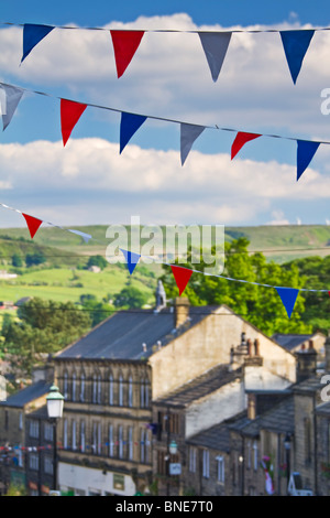 Bunting-Flug über die Straßen von Haworth während ein Wochenende Sommerfest, Yorkshire, England Stockfoto