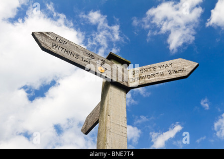 Wegweiser auf Haworth Moor zeigt die Routen der bedeutenden Sehenswürdigkeiten entlang der Bronte Weg, Yorkshire, England Stockfoto