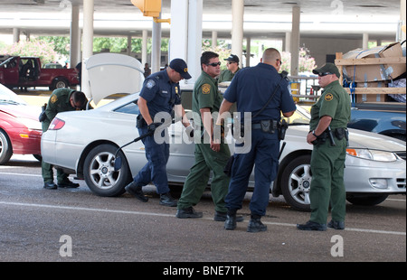 US-FBI-Agenten von Customs and Border Patrol inspizieren Fahrzeuge ging nach Mexiko in Laredo, Texas, Zollhafen Stockfoto