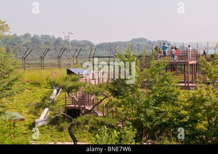 Touristen am Zaun Demilitarzed Zone (DMZ) zwischen Nord- und Südkorea, Imjingak, Südkorea Stockfoto