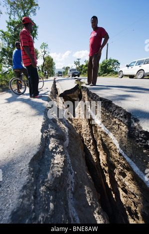 Erdbeben-Risse auf der Straße zwischen Port-au-Prince und Léogâne, Epizentrum des Erdbebens, Januar 2010, Haiti, Karibik Stockfoto