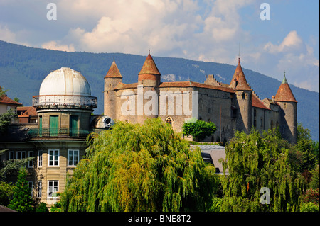 Enkel Schloss vor einem Himmel voller Cumulus-Wolken, Sternwarte Gebäude im Vordergrund Stockfoto