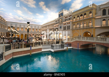 Das Venetian Las Vegas - Replik Venedig Einstellung. Kanal-Wasser-Funktion mit Gondeln. Piazza San Marco Restaurants. Stockfoto