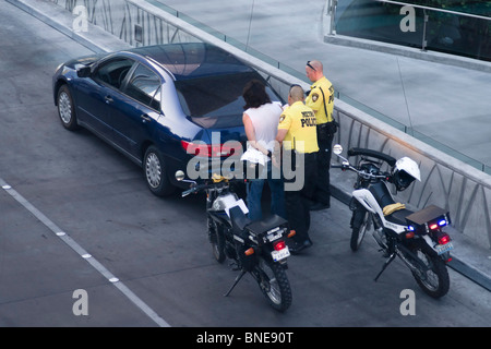 Las Vegas Polizei machen einen Stop und Suche Fahrzeug Straße Haftbefehl Stockfoto