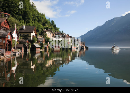 Blick auf den See Hallstattersee von malerischen UNESCO Weltkulturerbe Stadt am See in den österreichischen Alpen. Hallstatt, Salzkammergut, Österreich. Stockfoto