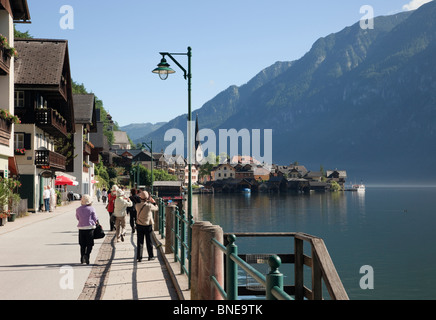 Touristen fotografieren auf der Uferpromenade am See Hallstattersee in malerische Welt Erbe der Stadt. Hallstatt, Salzkammergut, Österreich. Stockfoto