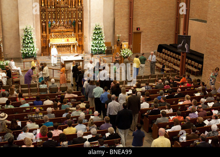 Die Mitglieder der Kirche gehen den Mittelgang entlang, um sich während des Ostersonntagsgottesdienstes in der lutherischen Kirche St. Martin für den Ritus der heiligen Kommunion zu verändern. ©Bob Daemmrich Stockfoto