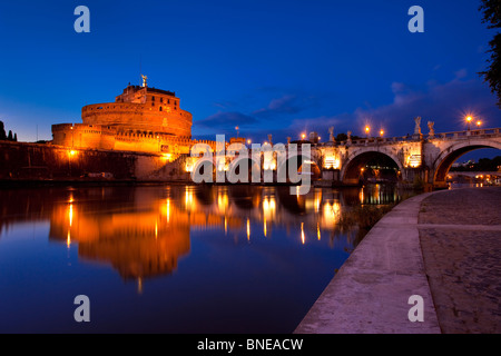 Castel und Ponte Sant Angelo über Fluss Tiber in der Abenddämmerung, Lazio Rom Italien Stockfoto