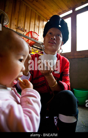 Yao-Mutter und Baby in Dazhai Village, Longsheng, Provinz Guangxi, China Stockfoto