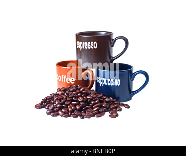 Kaffee-Espresso-Cappuccino-Tassen mit Kaffeebohnen isoliert auf weißem Hintergrund Stockfoto