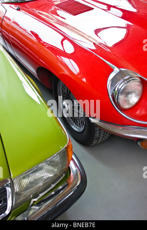 Englische Oldtimer in rot und alten deutschen Auto in grün Stockfoto