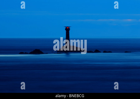 Die Langschiffe Leuchtturm (ein und ein Viertel Meilen weg von Endland), Cornwall, England Stockfoto