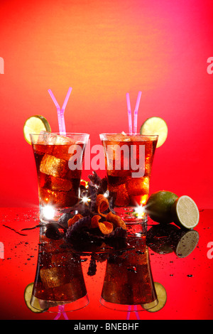 Rum und Cola - Cuba Libre - mit exotischen chips Stockfoto