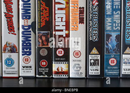 Reihe von vhs-Videobandkisten, die eine Reihe von BBFC- und irischen Filmzensurnotizen der Büroklassifizierung aus den UK-Filmen auf vhs-Video zeigen Stockfoto